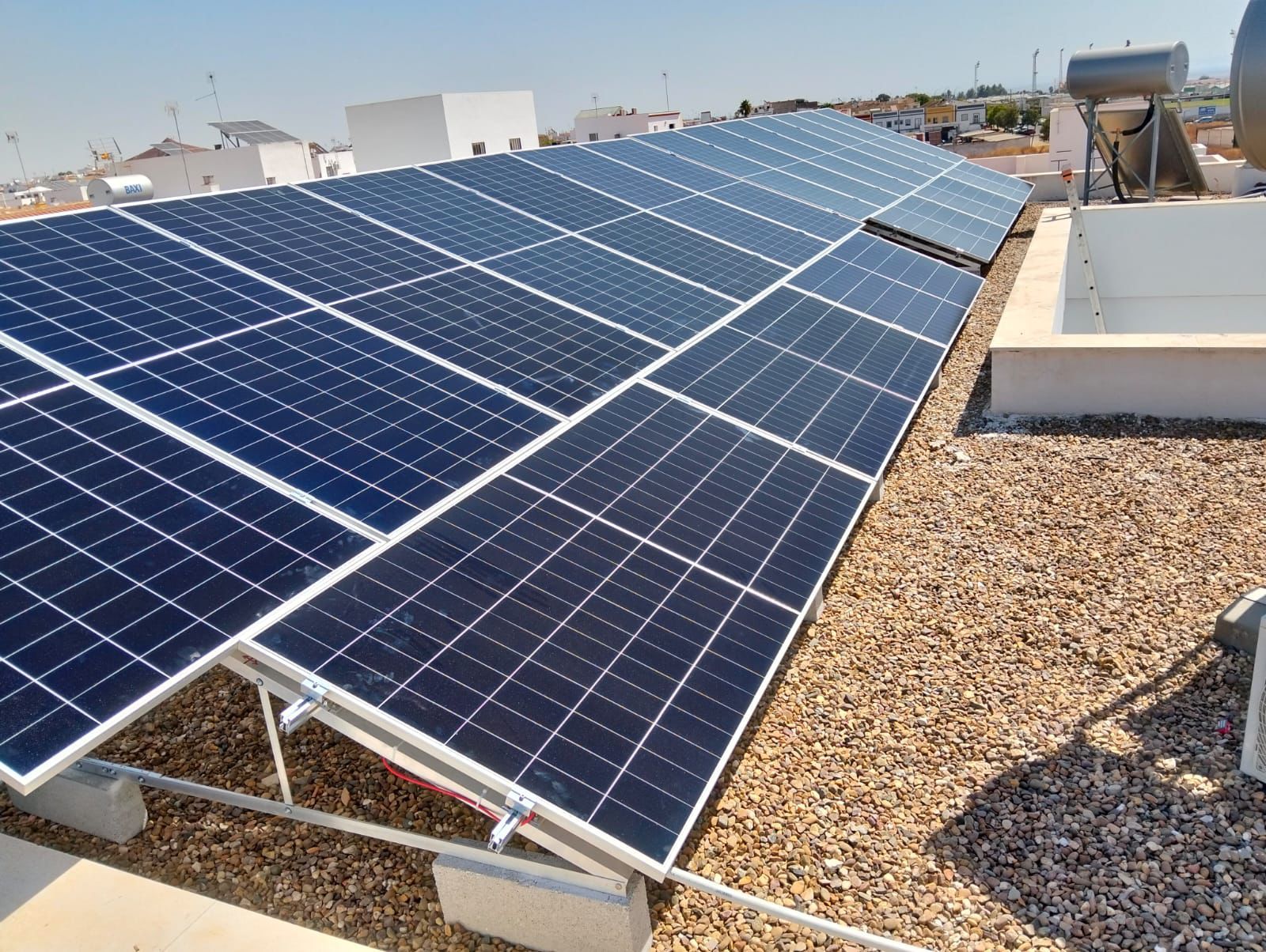 inslalacion solar en Jerez de la Frontera sobre cubierta